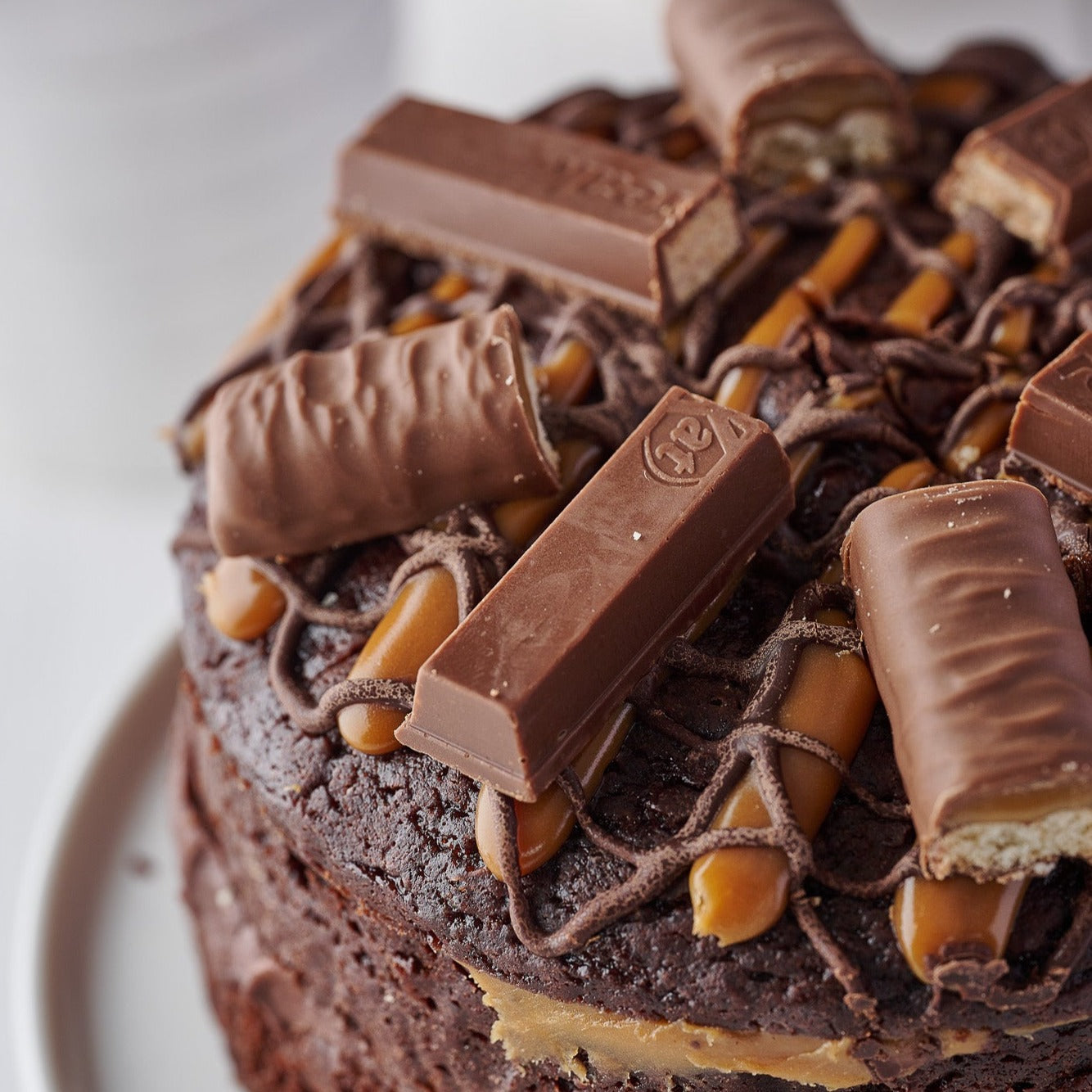 Kit Kat Cake — Food | Kit kat cake, Kit kat, Chocolate bar cakes